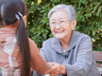 孫に微笑む老婆