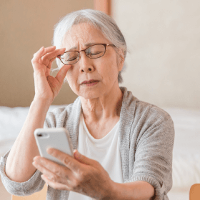 スマホの字が読みにくい年配の女性