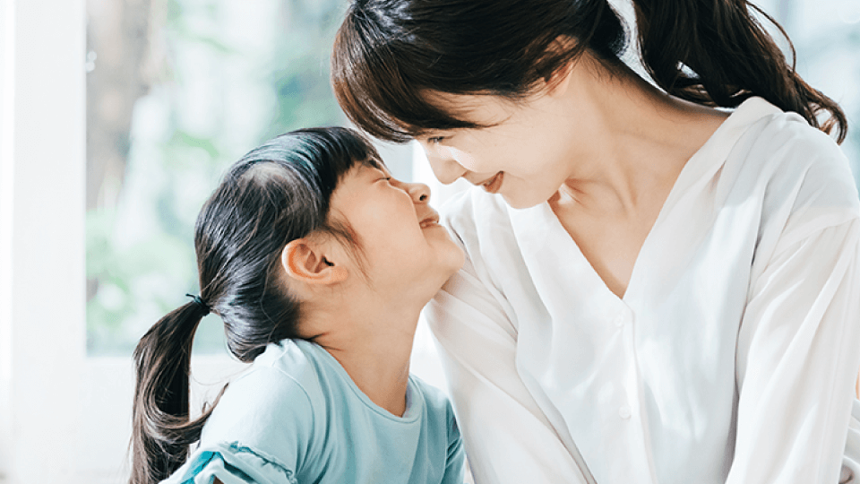 見つめあう親子