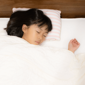 オルソケラトロジーをしながら寝る女の子