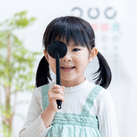 視力検査をする女の子