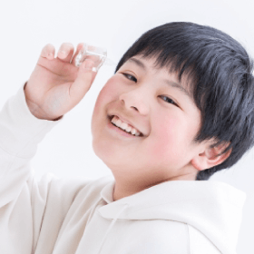 点眼をする子ども