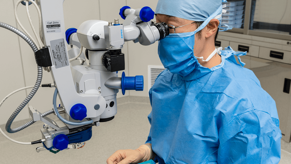 手術中の安田俊介医師